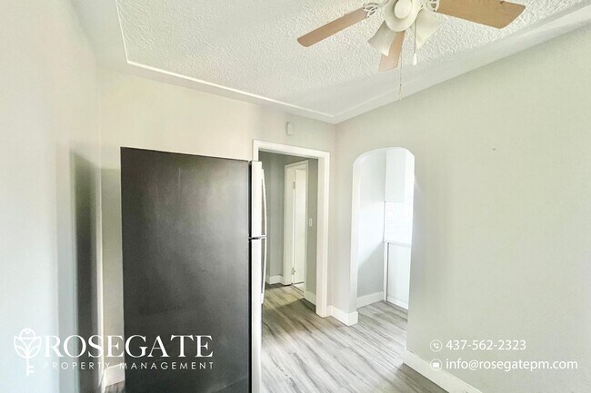 Photo du bâtiment - Cozy 1-Bedroom Multiplex in Cambridge with Parking & Water Included