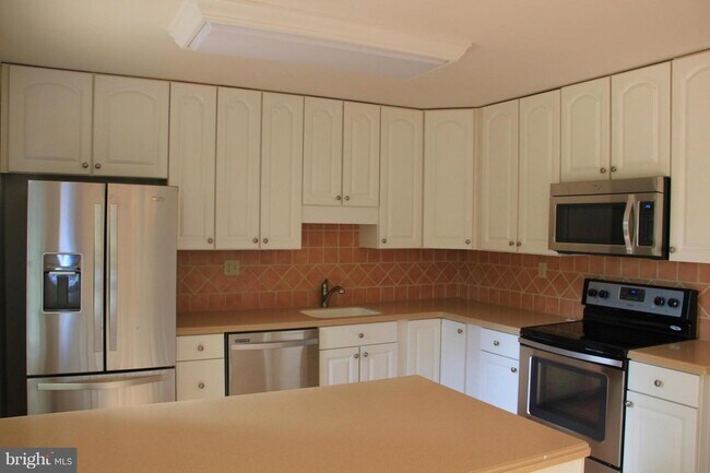 Foto del edificio - 8319 Sharon Dr