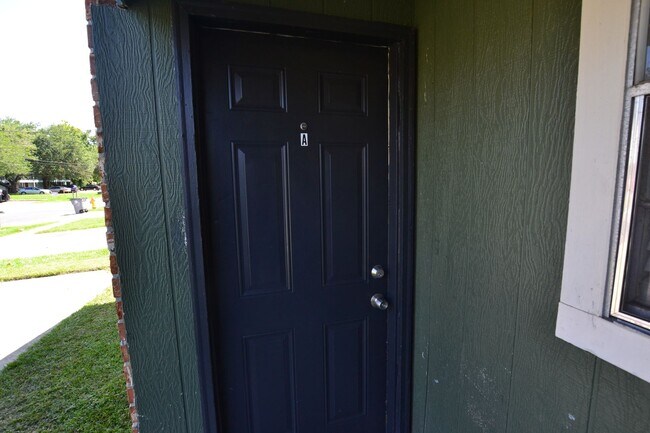 Building Photo - Newly updated! 3 bedroom, 2 bath duplex co...