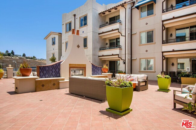Foto del edificio - 627 Deep Valley Dr