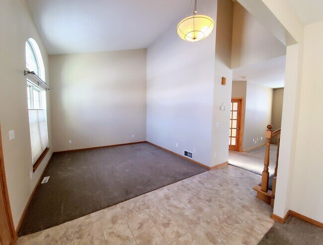 Building Photo - 1805 Deer Path