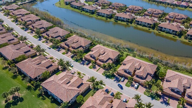 Foto del edificio - Beautiful 3/2 Coach Home in Bonita National!