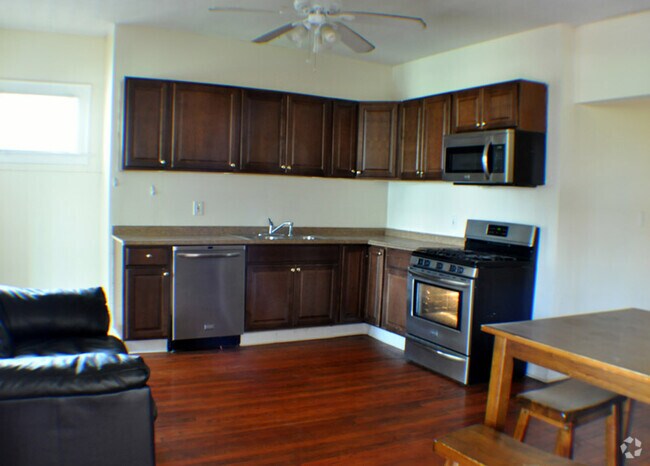 Building Photo - 301 Maple St