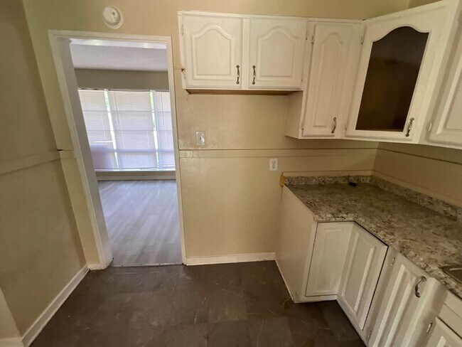 Foto del edificio - 3024 Oak Forest Dr