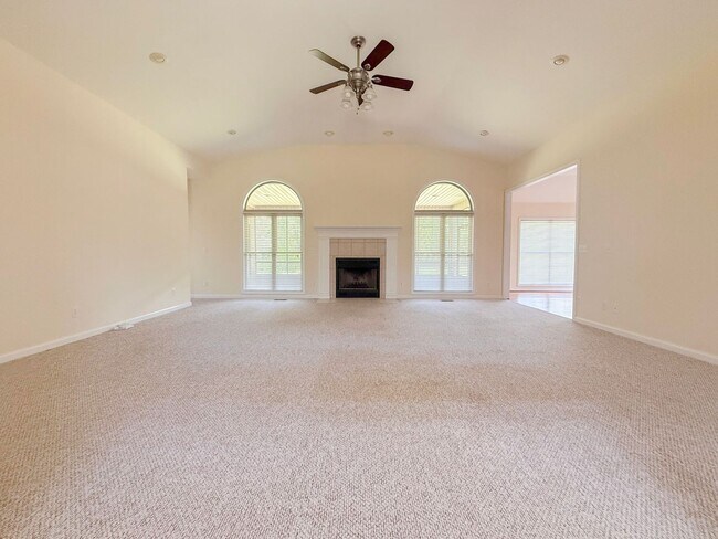 Foto del edificio - Bright 3-Bedroom Home with Sun Room, Fireplace & Two-Car Garage