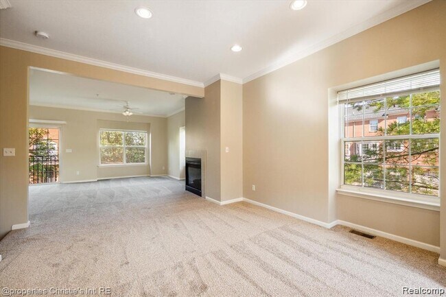 Building Photo - 22021 Parkview Dr