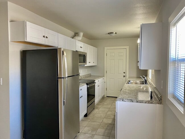 Building Photo - Renovated 2bdrm, 1 bath house
