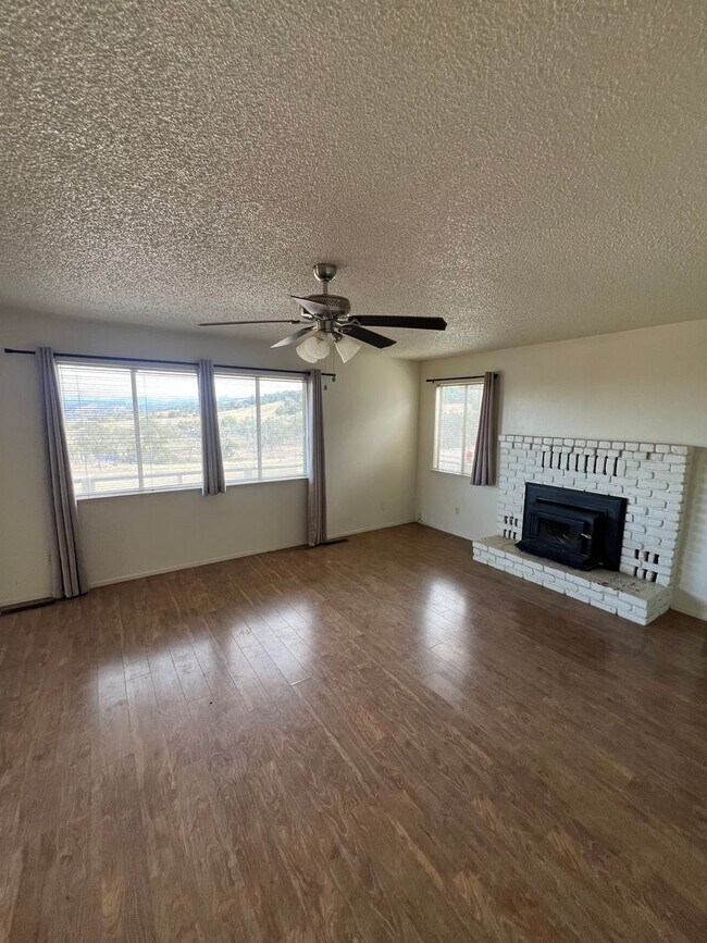 Foto del edificio - Oroville 4 bed 2 bath 3300sqft country hom...