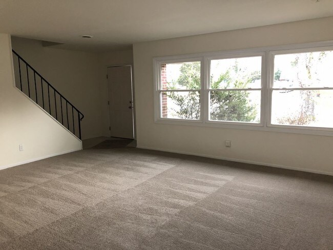 Building Photo - 9310 Farmington Dr