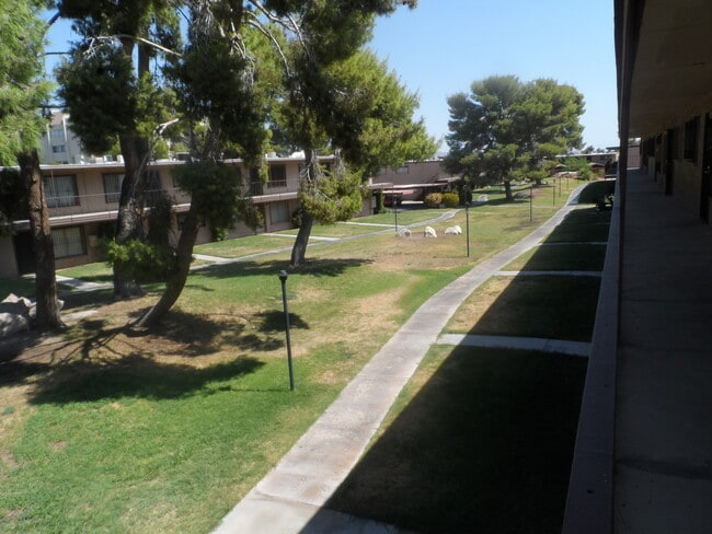 Foto del edificio - 595 S Royal Crest Cir