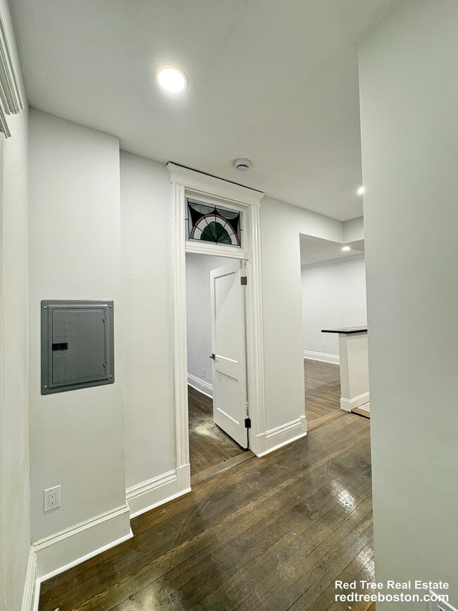 Building Photo - 107 Queensberry St