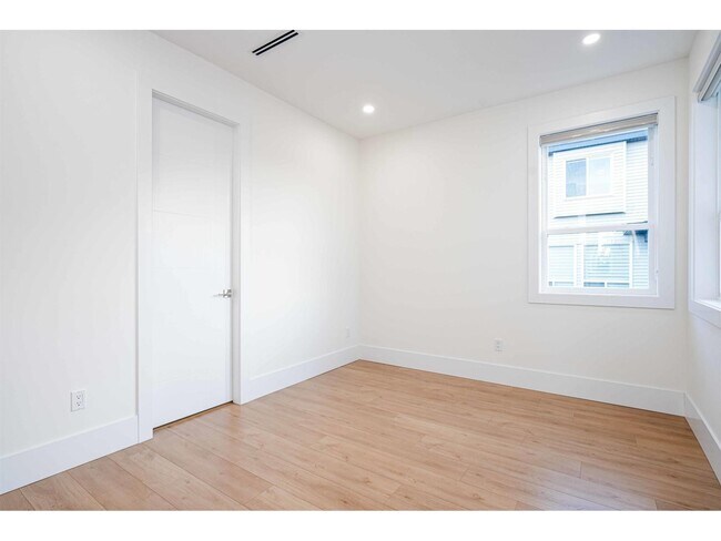 Photo du bâtiment - Main House-14742 62A AVENUE