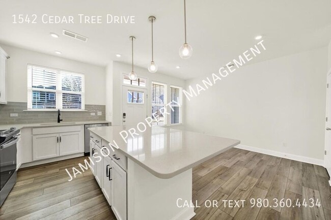 Building Photo - 1542 Cedar Tree Dr