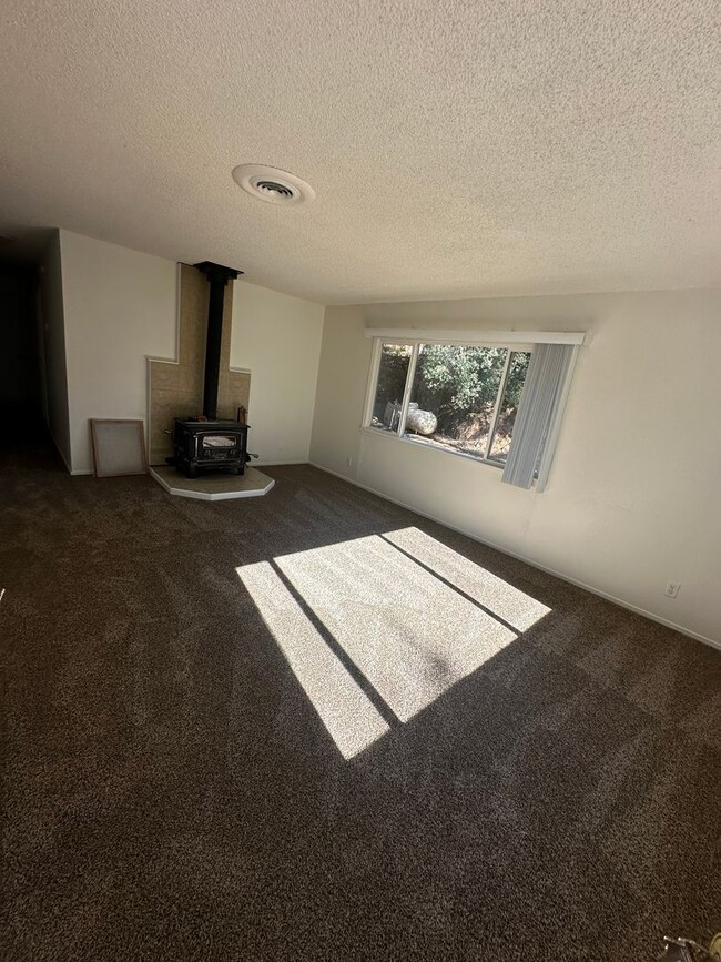 Building Photo - Perfect Commute Location! New Carpet, New ...