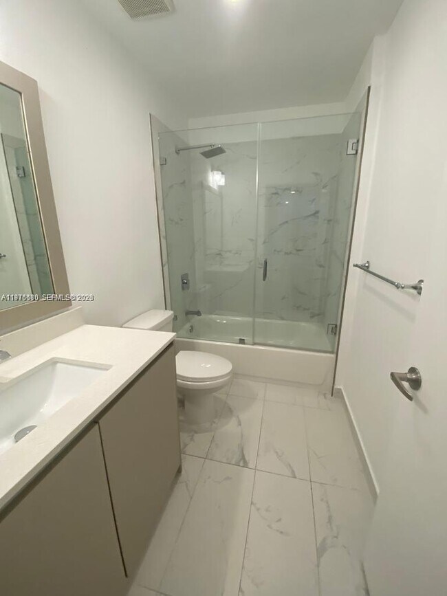 Foto del edificio - 2561 NE 193rd St