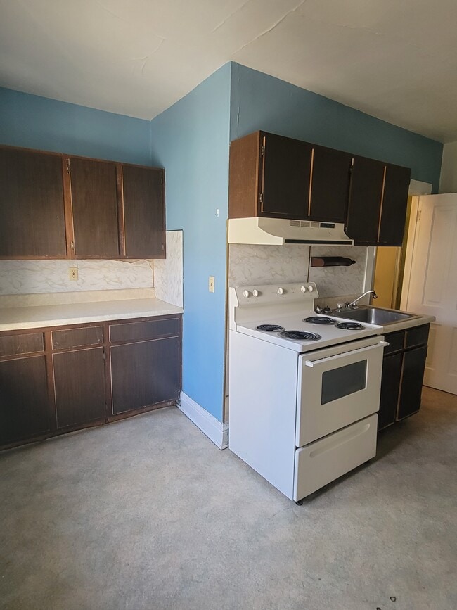 Building Photo - 617 7th Ave