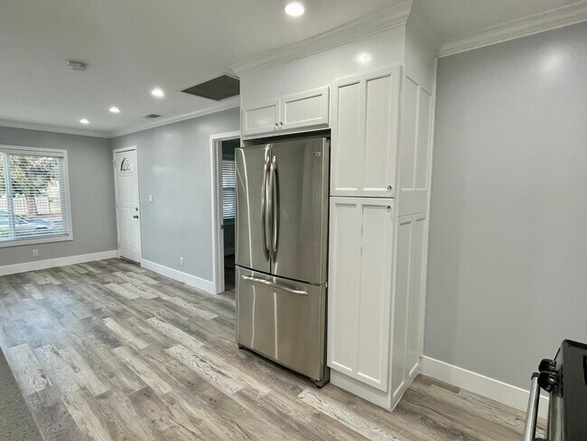 Building Photo - 1085 W 26th St