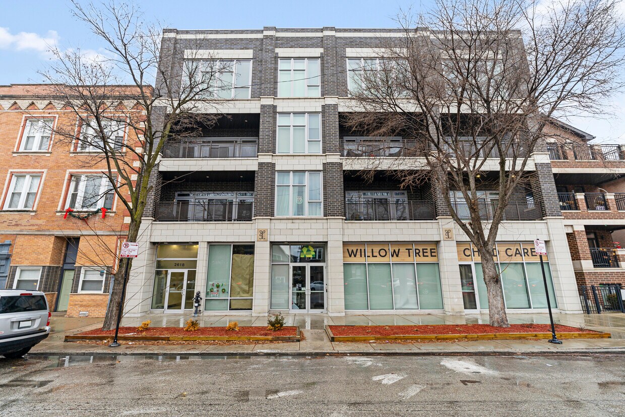 Primary Photo - 2618 W Fullerton Ave