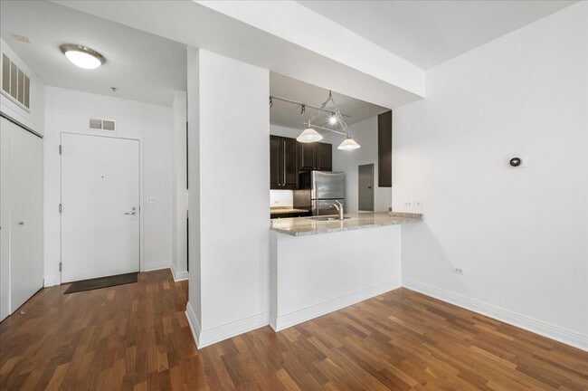Foto del edificio - 565 W Quincy St