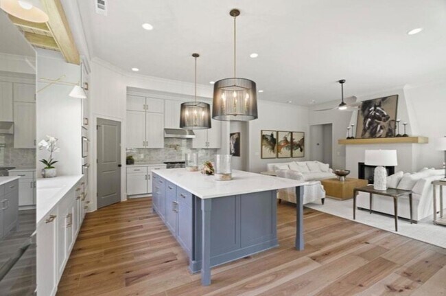 Foto del edificio - Luxurious 5 Bedroom, 3 Bathroom Home in Mc...
