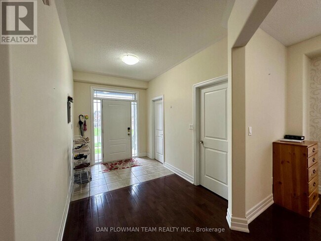 Building Photo - 1845 Silverstone Cres
