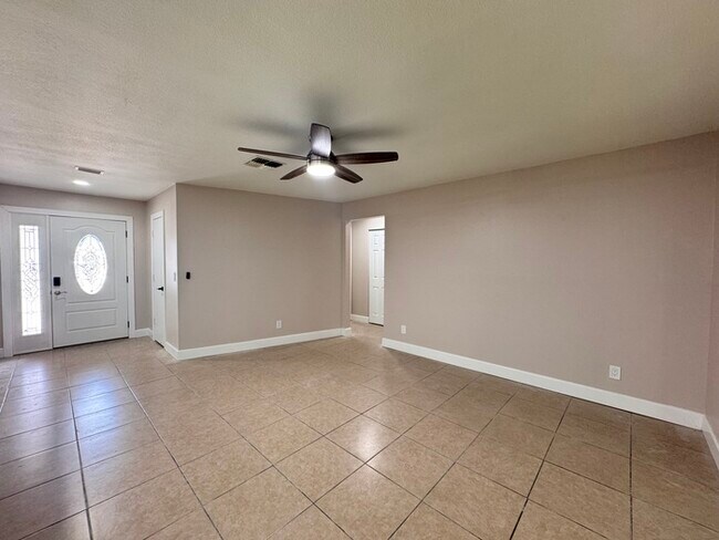 Building Photo - Fully Renovated Palm Harbor Home