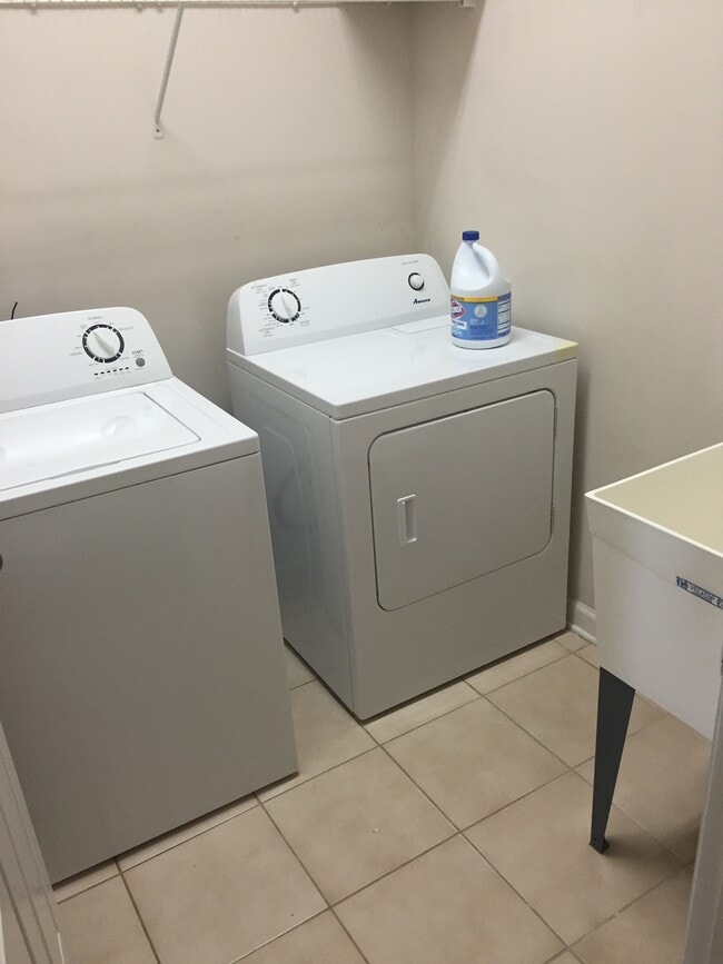 Washer/dryer in unit - 808 South Edenbridge Way