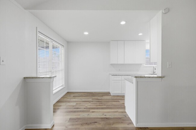 Building Photo - 6011 Bankside Dr
