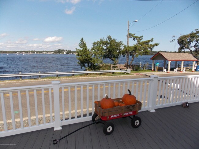 Foto del edificio - 729 Riverside Dr