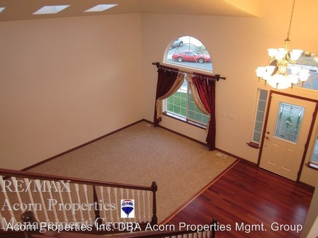 Building Photo - 823 NW Scenic Vista St