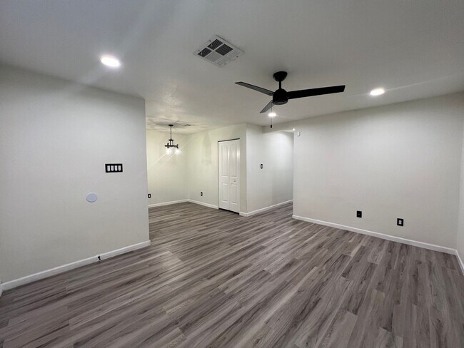 Foto del edificio - NICE 2 BEDROOM TOWNHOME!