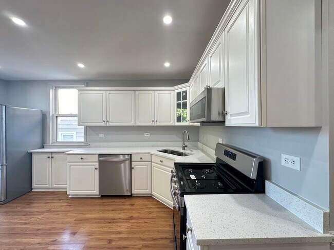 Building Photo - 4020 W Cornelia Ave