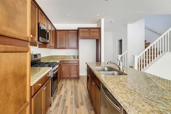 Building Photo - Spacious 4-Bedroom Home with Private Yard ...
