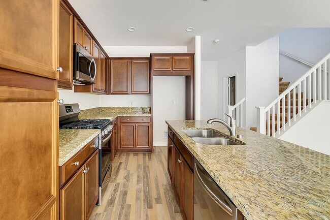 Foto del edificio - Spacious 4-Bedroom Home with Private Yard ...