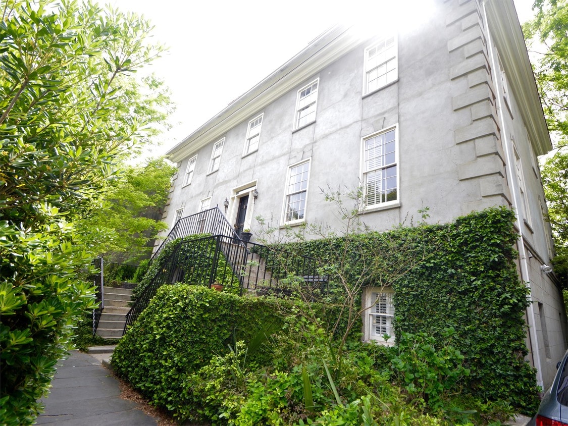 Primary Photo - 1 Charlotte St