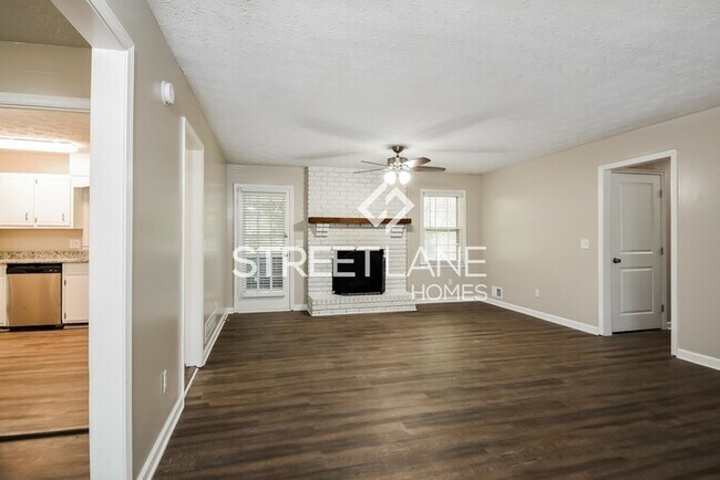 Building Photo - Charming  3 bedrooms (with a bonus room)  ...