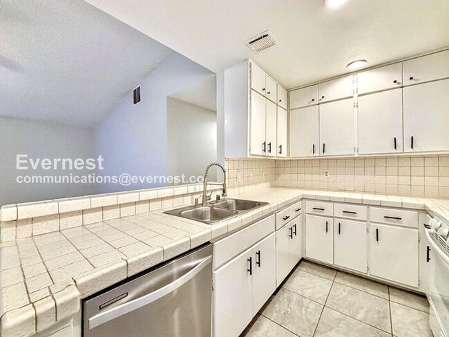 Building Photo - 3 Bed, 2 Bath Home with Garage / Pet-Friendly / Vouchers Accepted / Available Now!