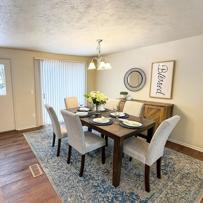 Building Photo - 906 Summit Dr