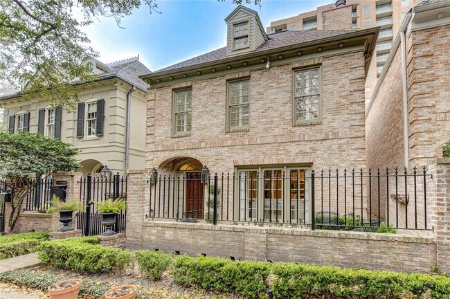 Foto del edificio - 2310 Briarglen Dr