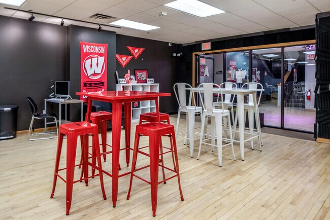 Suite de servicios - Collegiate Campus Student Apartments