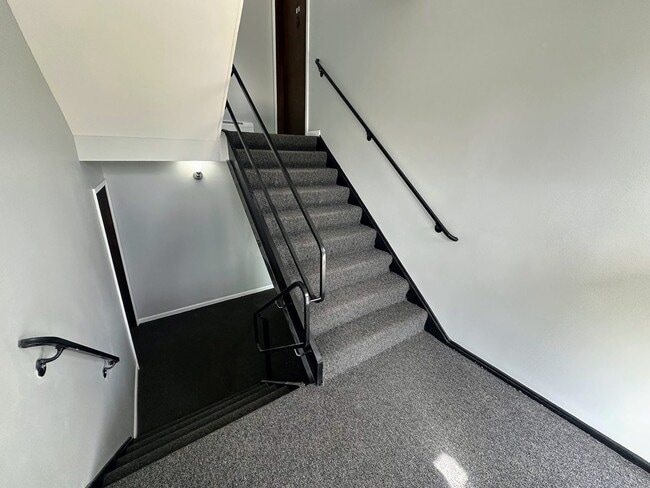 Building Photo - 12 N Craig Pl