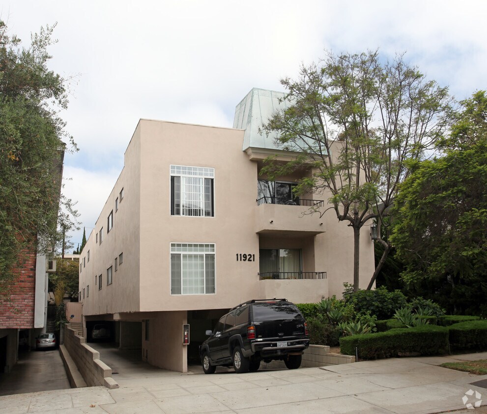 Foto principal - 11921 Kiowa Ave