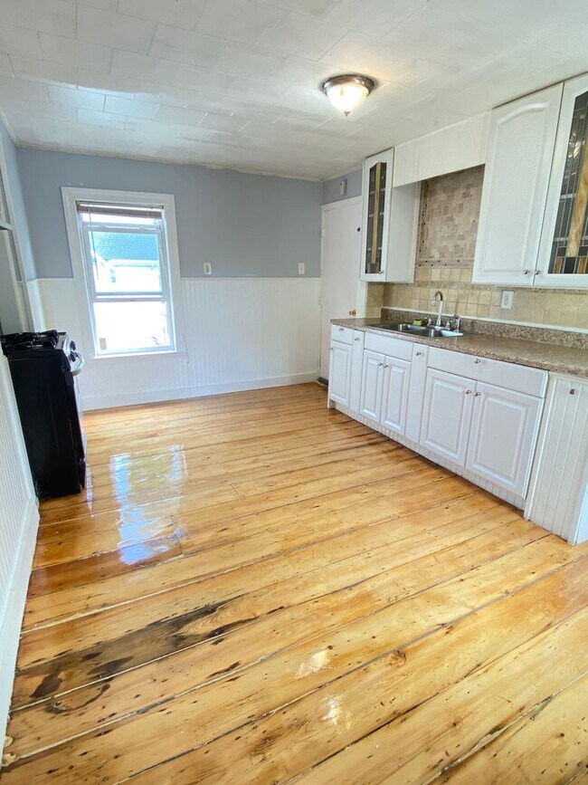 Building Photo - Excellent 2bed/1bath with Parking, Yard an...