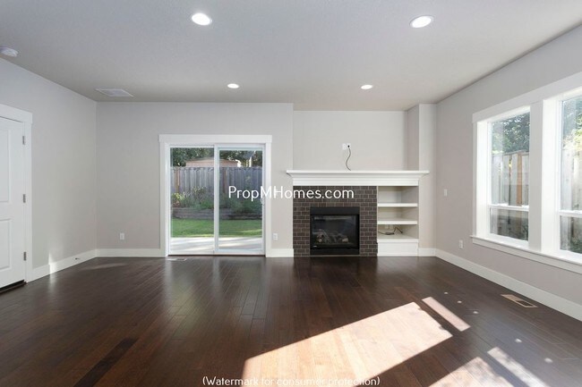 Building Photo - 2727 Sunset Ave