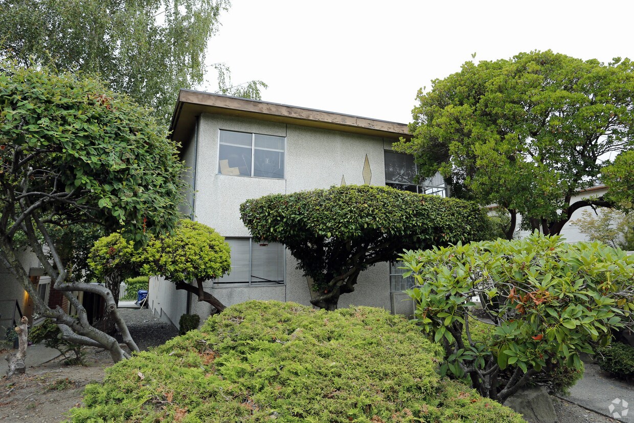 Building Photo - 6317 42nd Ave SW