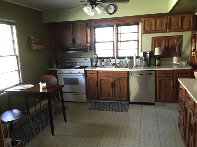 591-595 Manhattan Avenue Flyer_v11_reducedfilesize_Page_5 - 213 E Vermilya Ave