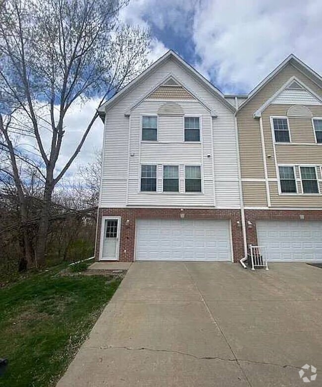 Building Photo - 1235 SE Village View Ln