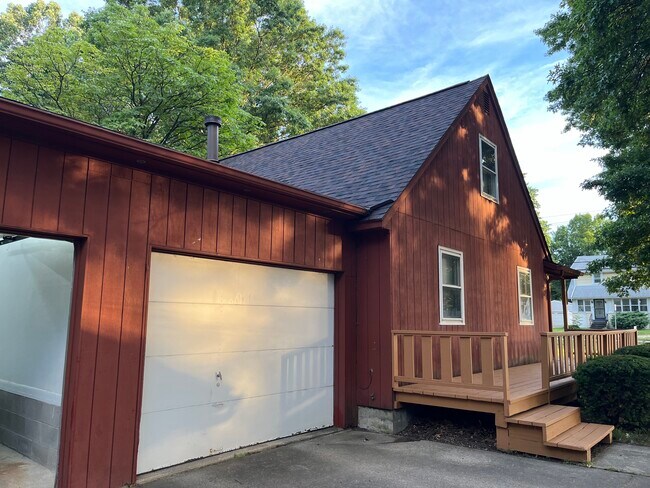Foto del edificio - 723 Tallmadge Rd