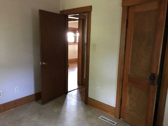 Building Photo - 930 Hudson Ave