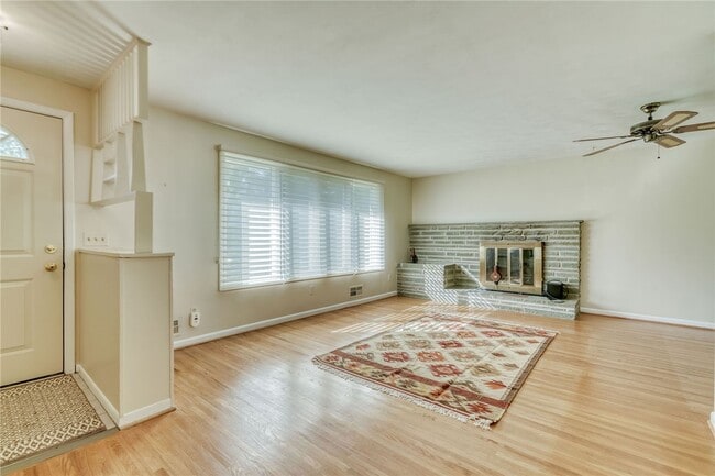 Building Photo - 241 Willowcrest Dr